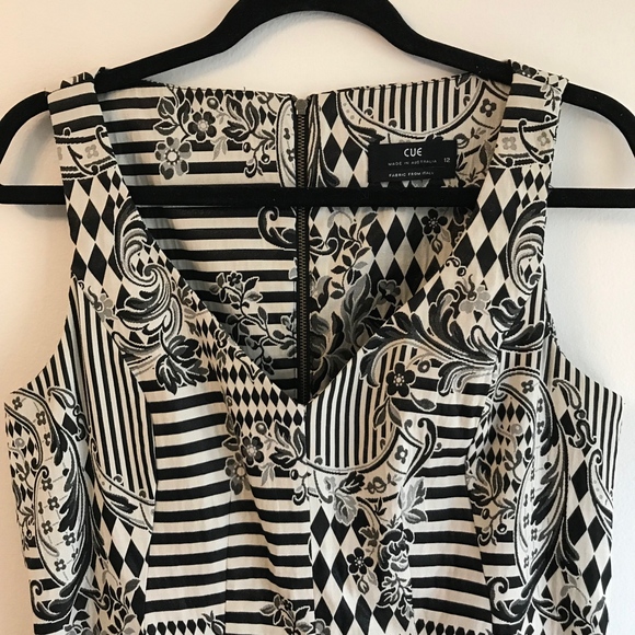 Stunning RARE Brocade Dress by CUE Australia - Picture 3 of 8